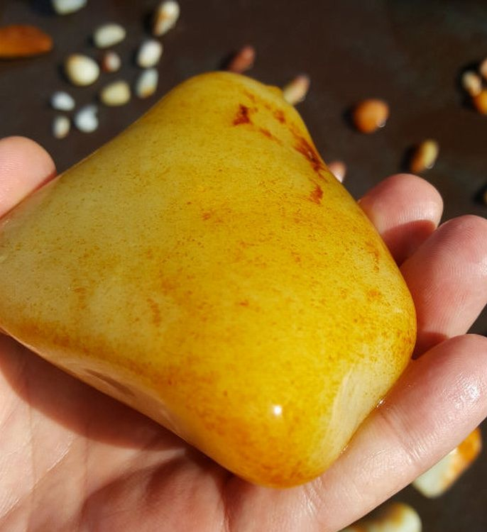 新疆和田玉籽料滚筒染色,染色和田玉籽料皮色特点