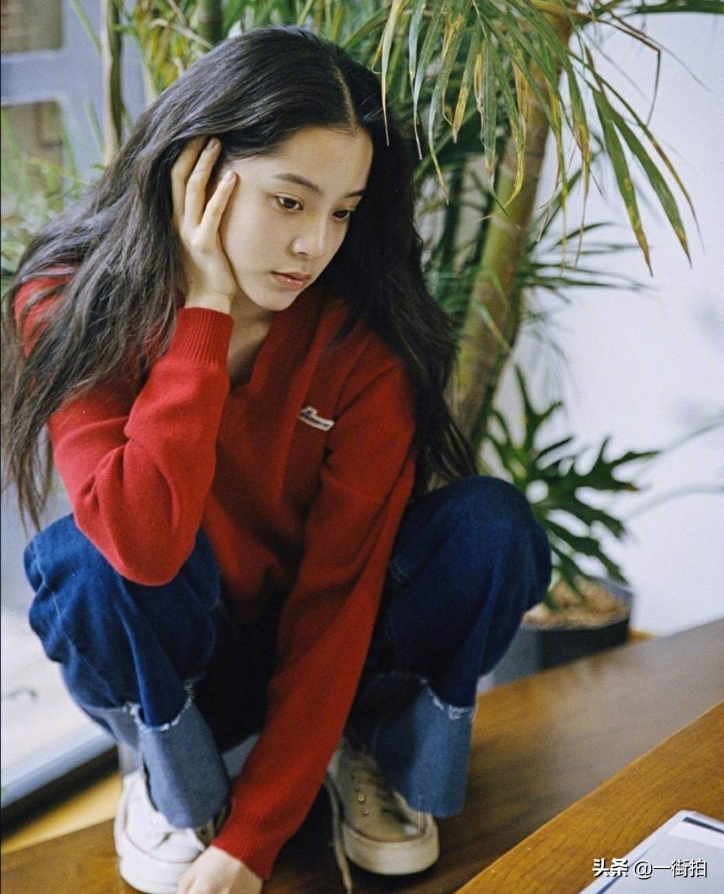 欧阳娜娜穿粉色针织衫温柔又美丽,欧阳娜娜淡黄色针织衫搭配裙子