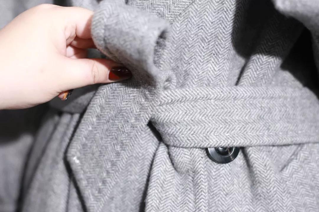 皮风衣腰带后面系法,风衣后面的腰带怎么系好看