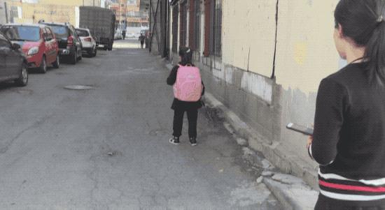 狠心爸爸“抛弃”失明女儿，背后真相令人泪崩......