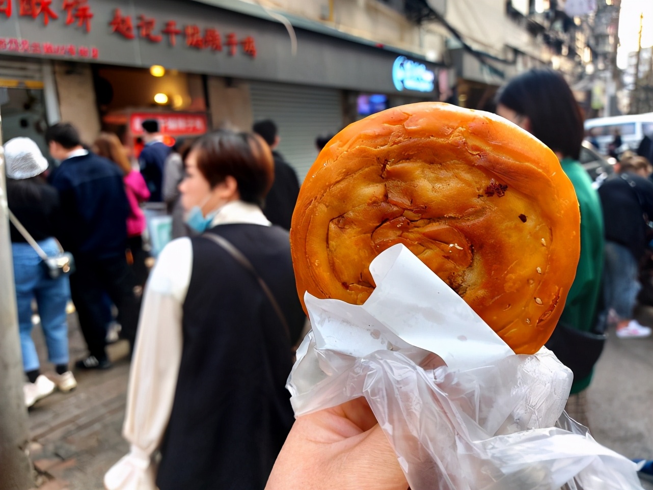 武汉霸气小吃店:只有3种美食,6元一个,已开30年每天都排队