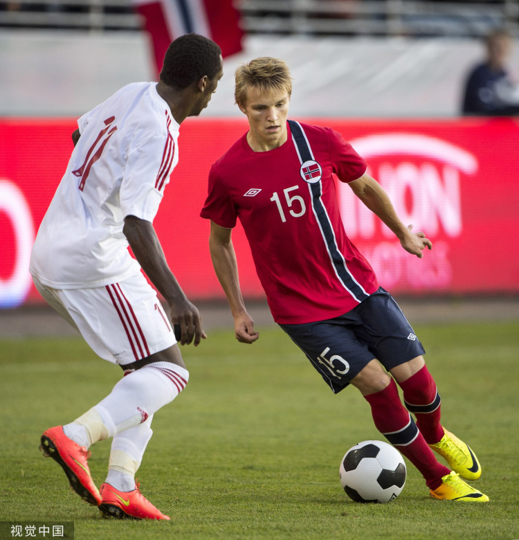 梅西武磊回归训练场,梅西沉肩过人武磊