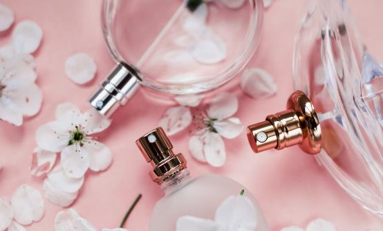 香水喷衣服多了怎么让味道变淡,香水除衣服异味的正确喷法