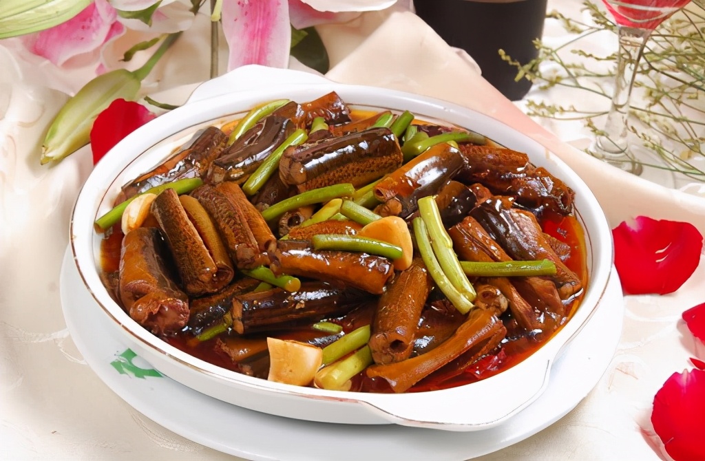 黄鳝喜欢在什么地方生长,黄鳝为什么喜欢在腐烂的树叶下面