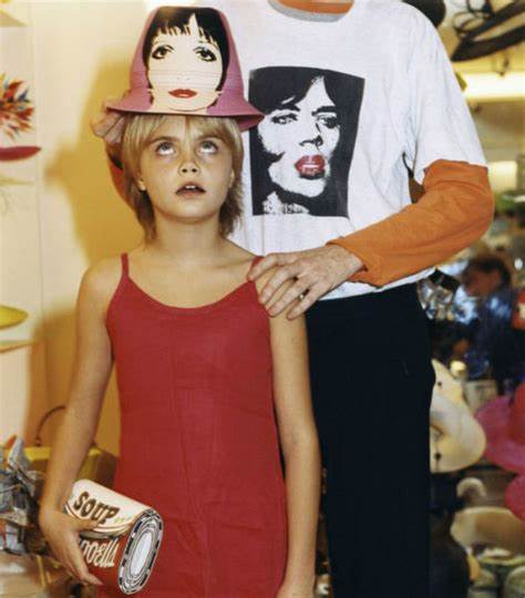 甜！英国贵族超模爱上美国女演员，机场热吻，狂撒狗粮