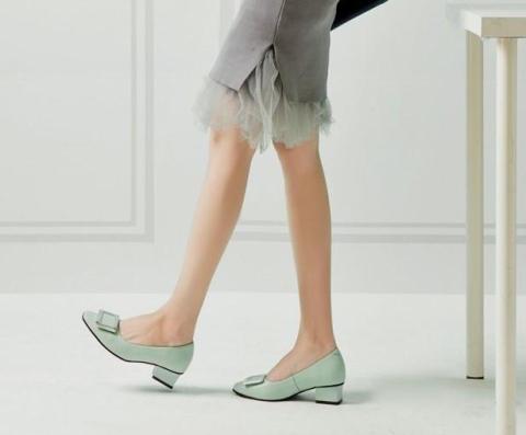 脚宽的人怎么选择鞋子,脚宽夏季穿鞋选择技巧