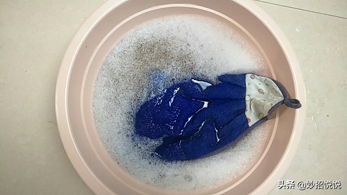 洗凳子上面的污垢用什么洗,凳子很脏怎么洗白一点