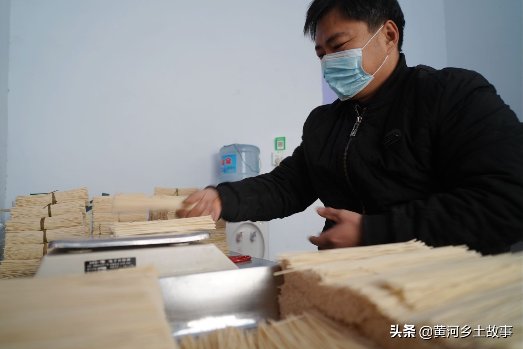 农村传统手工挂面制作全过程,纯手工空心挂面果蔬面