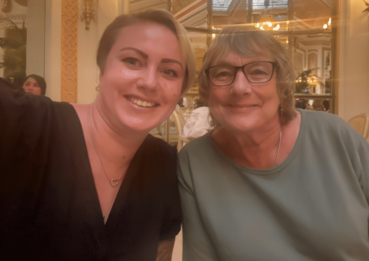 英国夫妻发现女儿在家偷钱，让其坐牢三年：她很感激我们这样做