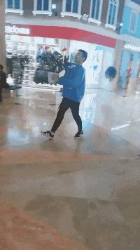 贾玲在沙发上翘二郎腿搞笑图片,贾玲跷二郎腿动图下载