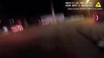 小朋友高速上不系安全带被甩出车,小孩没系安全带被甩出车视频