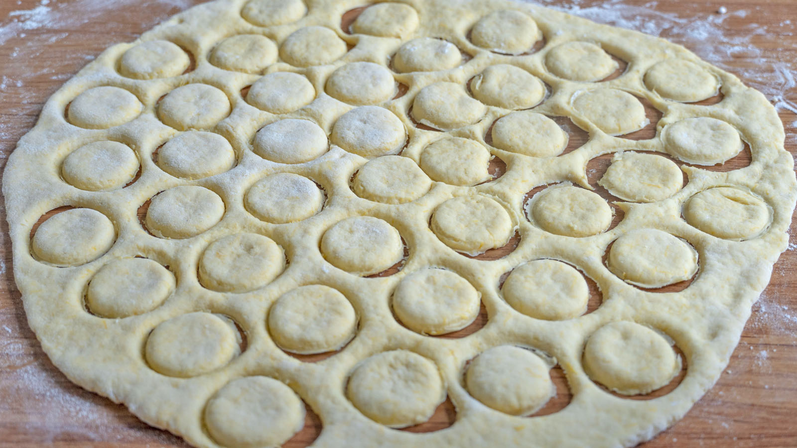 软糯香甜的南瓜饼超简单,好吃的南瓜饼老人孩子都抢着吃