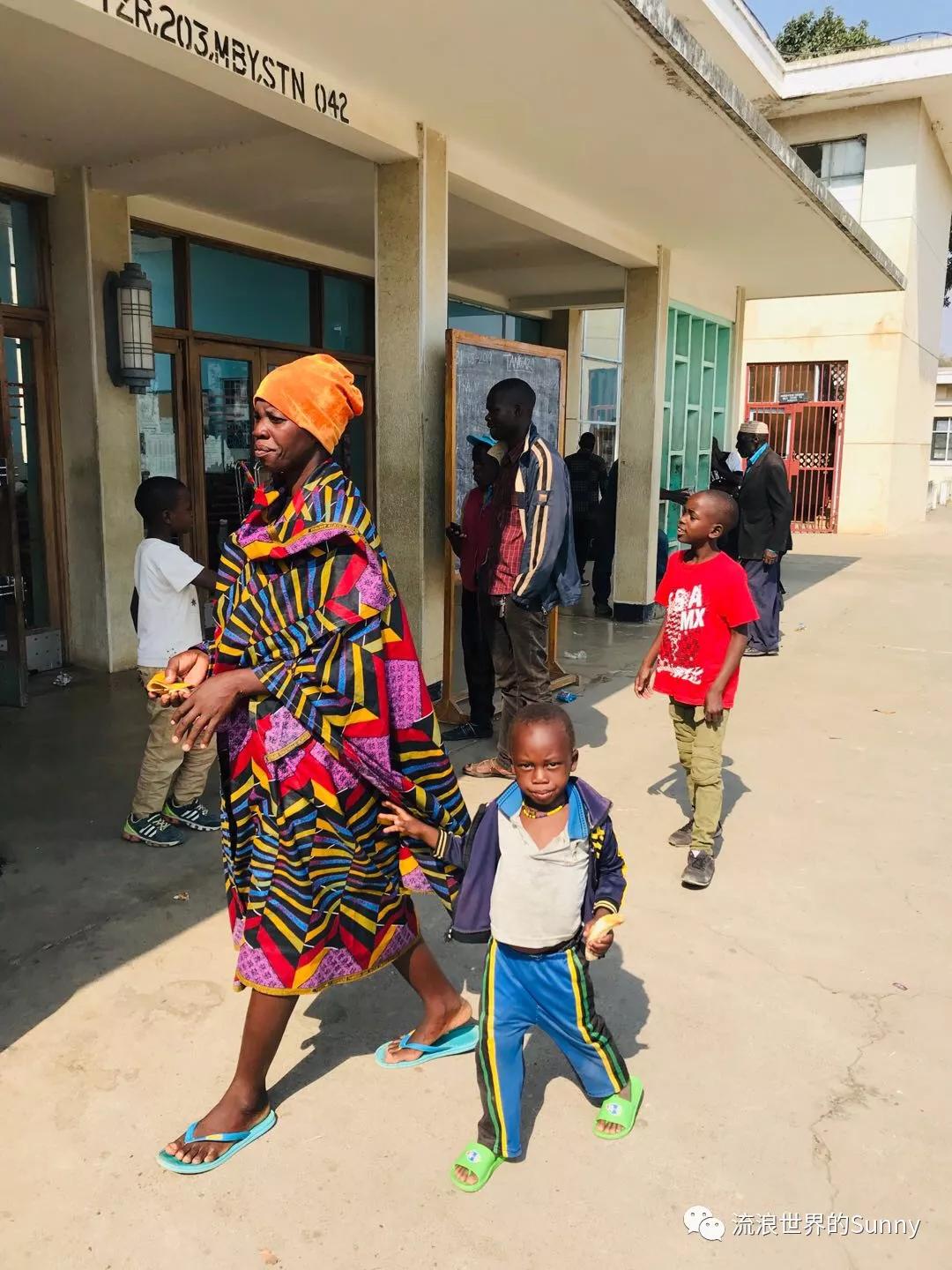 流浪非洲，乘坐中国援建火车去赞比亚，满满的亲切