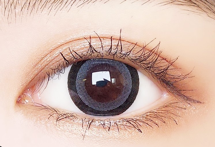 戴美瞳怎么做到眼睛不眨,戴美瞳眼睛看见美瞳是什么样子