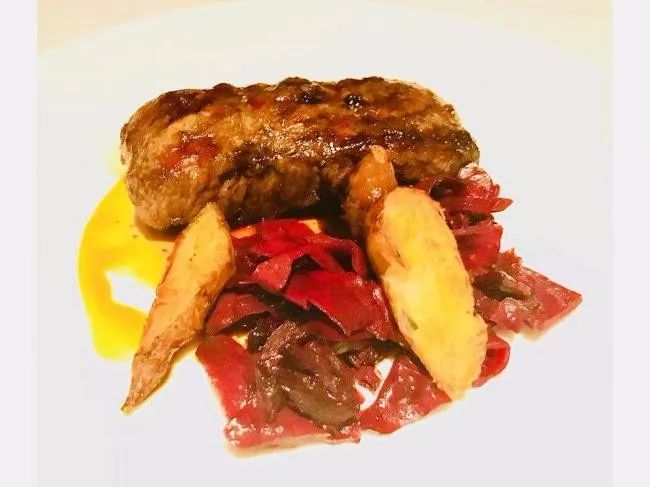 想要吃到温哥华最正宗的火焰炭烤牛排，耶路镇这家店一定是首选