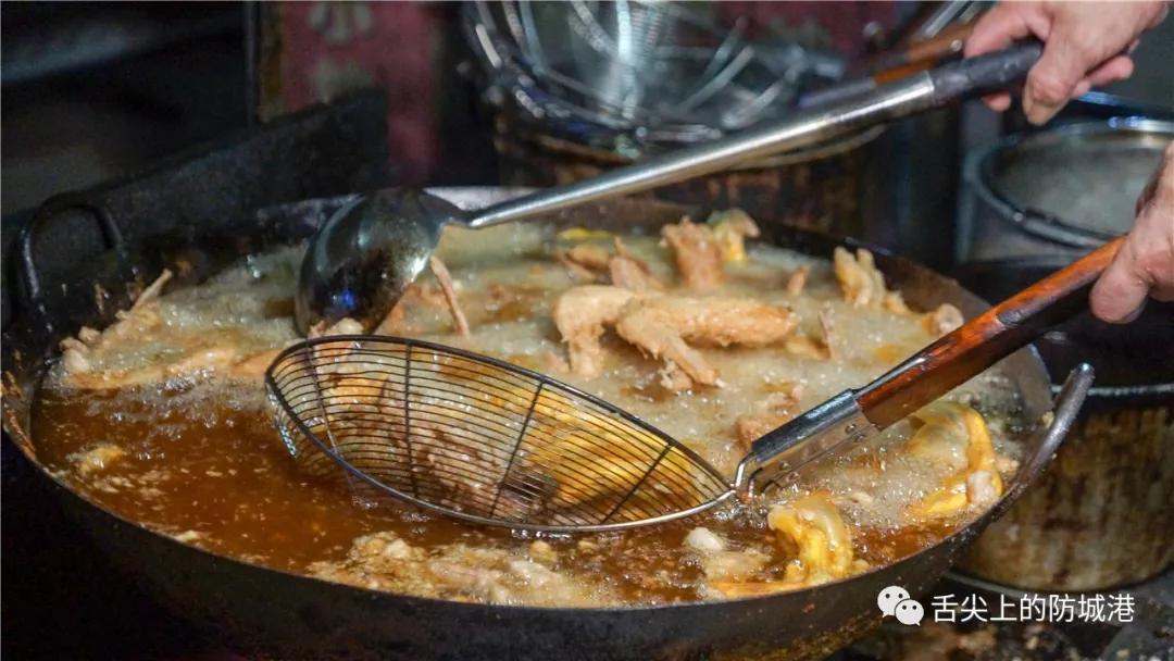 你愿意把夜晚交给谁？是舞台上的高跟鞋，还是大排长龙的宵夜摊