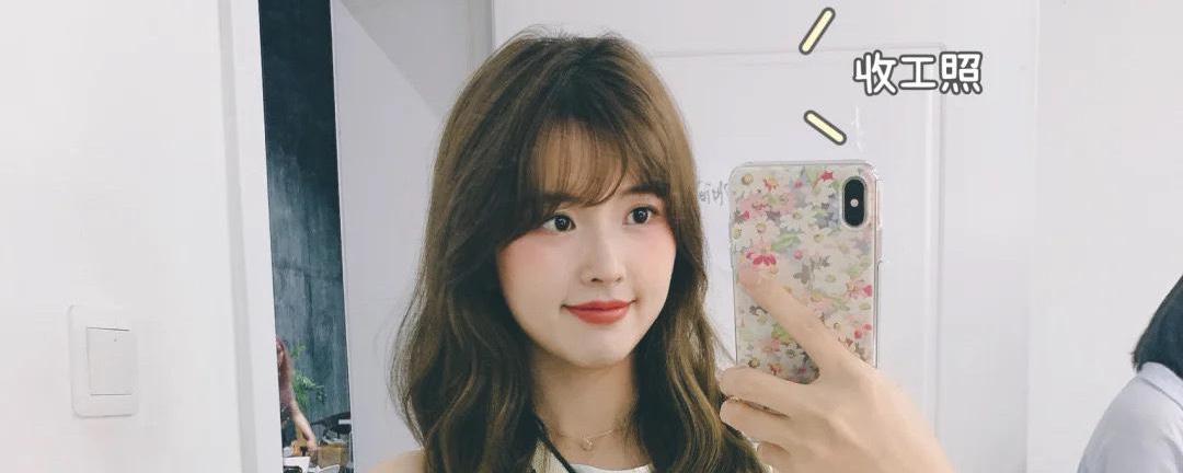 卷发且毛躁的头发怎么扎简单好看,5到60岁的中老年人卷发怎么扎好看