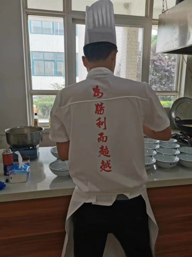 建业足球中外队员在郑州中牟基地，也能吃上一碗地道的羊肉烩面了