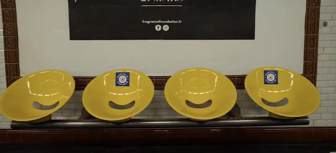 在贴满了一百万张贴纸之后,我快不认识巴黎地铁了…