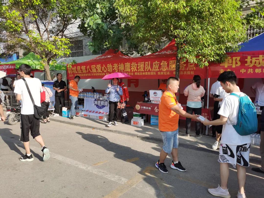 蓝天救援队助力高考 (应急救援队为高考生保驾护航)