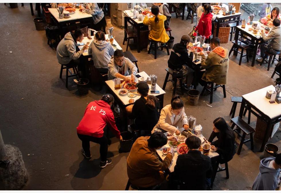 听年轻人的：两代人的烟火中国