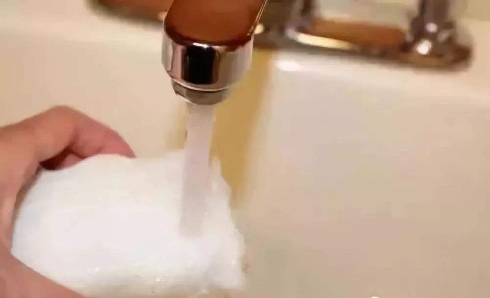 厨房的玻璃胶发霉变黑怎么去除,洗手盆的玻璃胶变黑了怎么去除