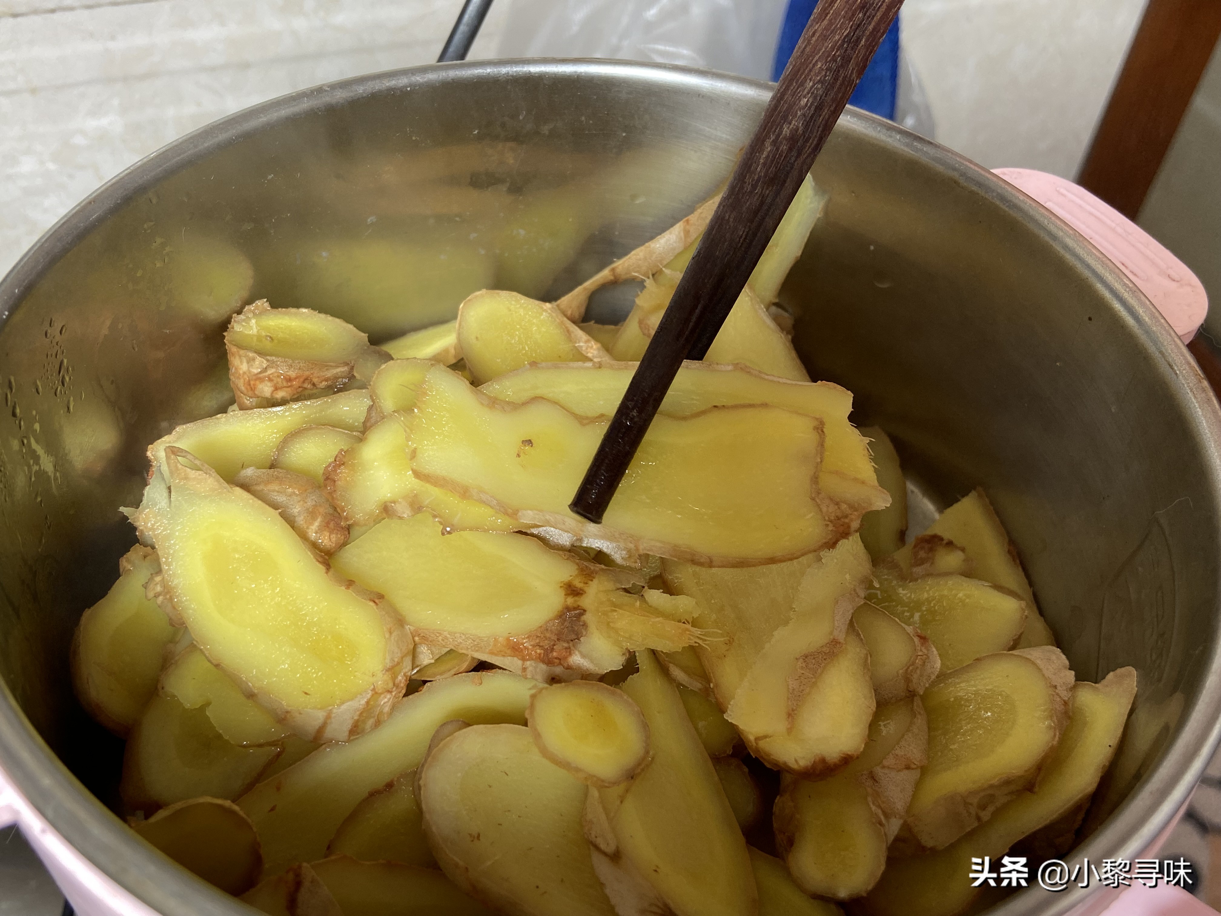 最近搬重物没力气，经常腰酸背痛，89岁外婆用几片生姜就搞定