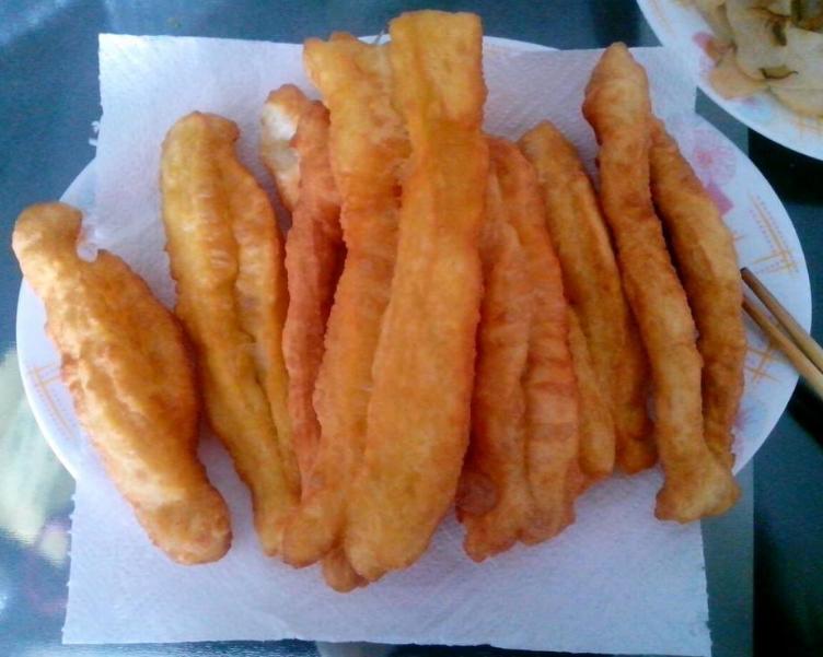 炸油条放了膨松剂还需放明矾吗,油条膨松剂炸油条还放酵母粉吗