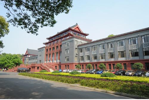 院系几乎全被“掏空”，竟仍能入选985，被誉为“西南第一学府”