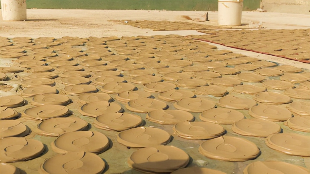 非洲唇盘族的女人：嘴唇上盘子的尺寸越大，收到的彩礼就越多