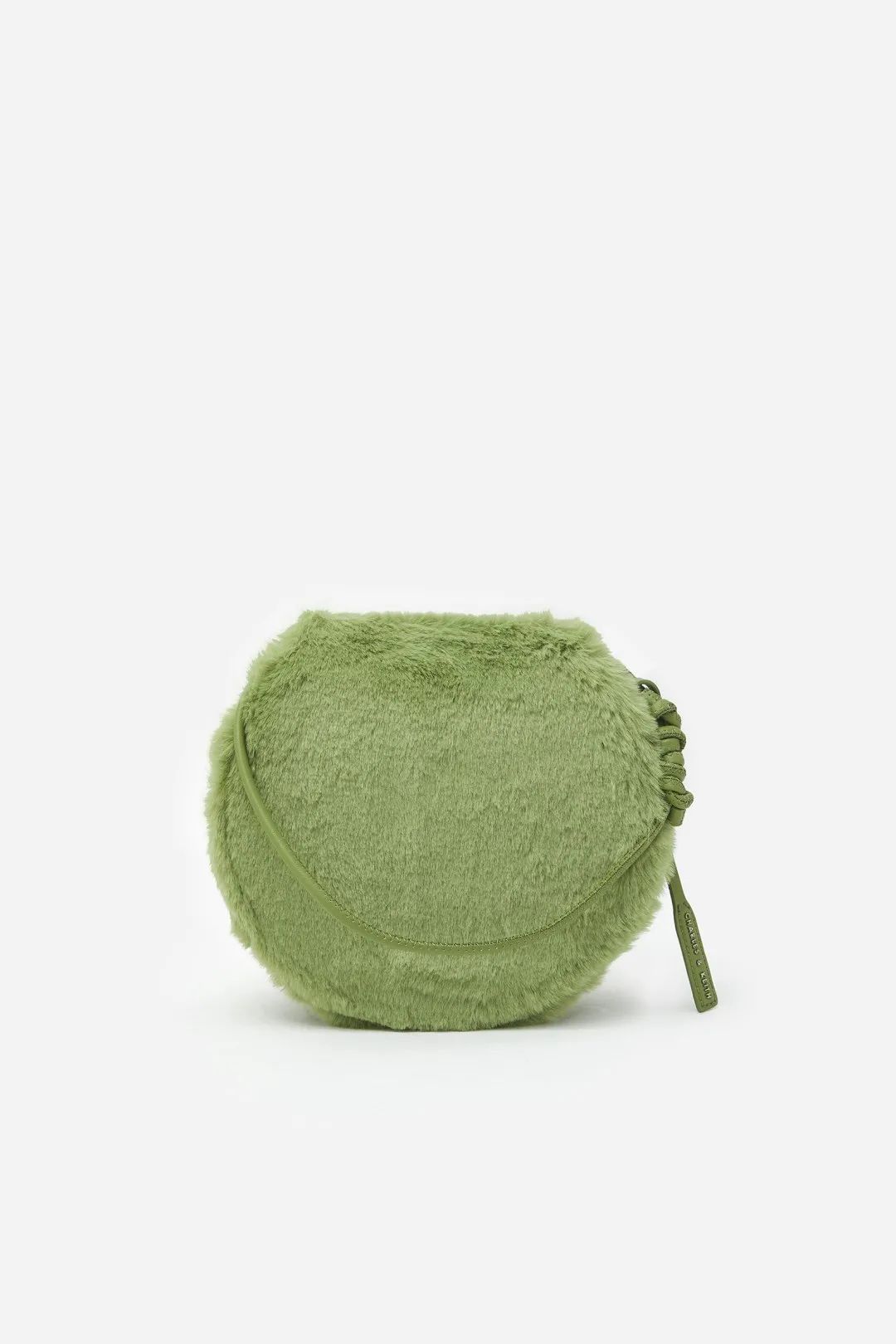 王嘉尔一碰她就被嗲到？年年牵手男爱豆的毛绒小公主谁不想要？