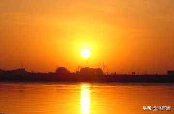 上联夕阳无限好下联青山绿水,上联日落西山红霞飞求下联