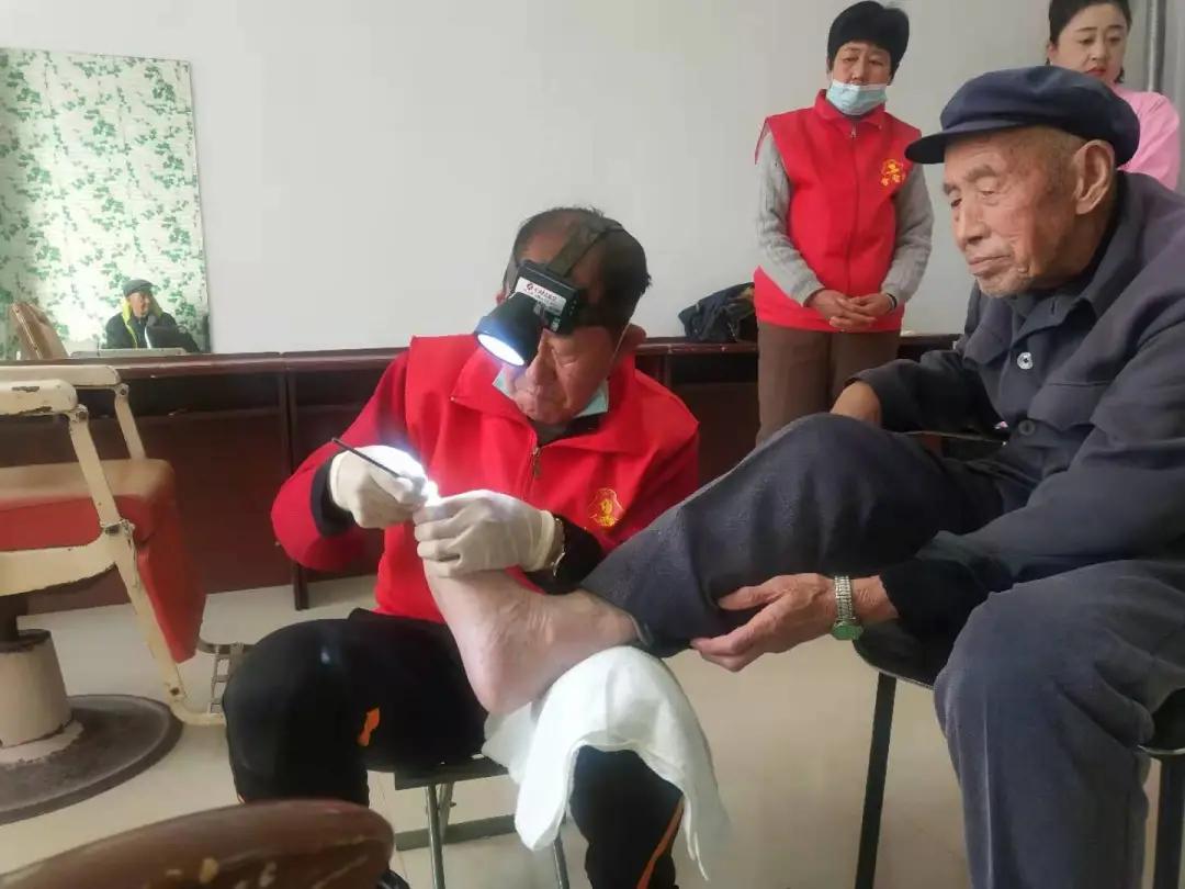 修脚师为老人修脚,足浴店技师慰问敬老院