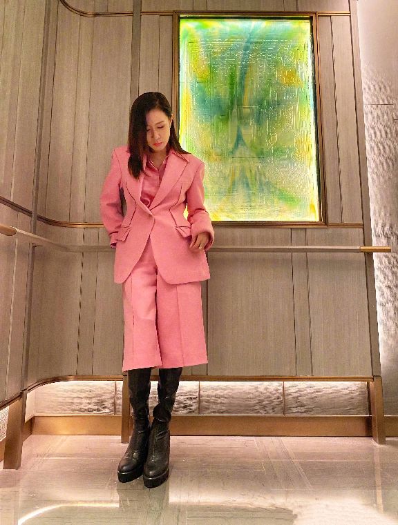 佘诗曼穿好看的灰色衣服裙子,佘诗曼风衣