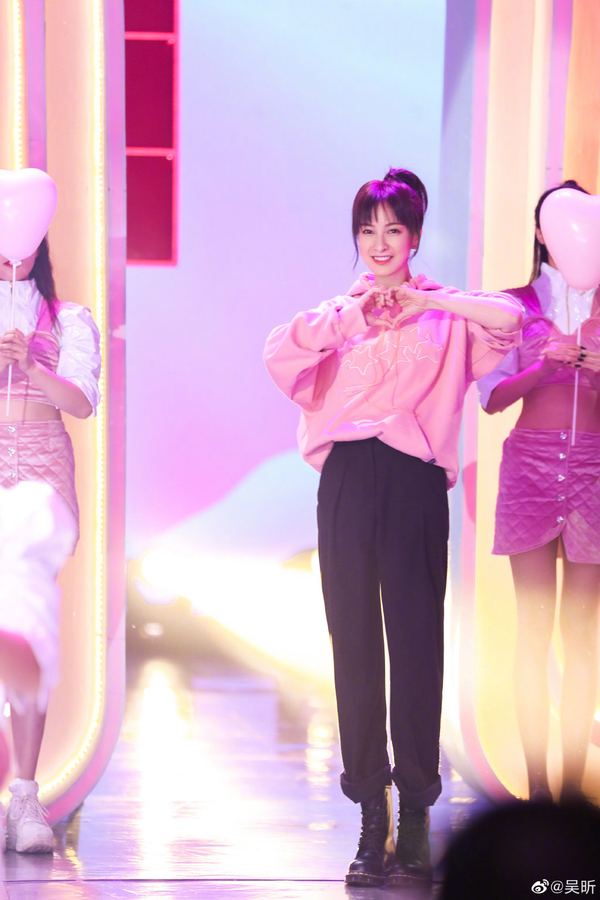 吴昕蓝色针织衫,吴昕毛衣搭卡其色西装裤