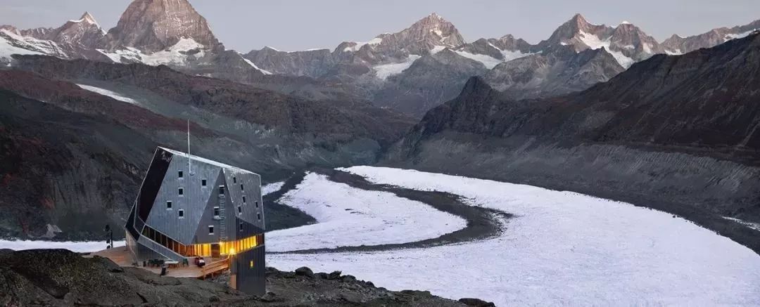 孤独的建筑物,孤独的建筑金湾