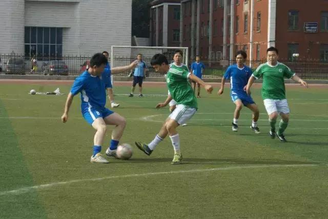 足球踢小场的技巧,小场地足球训练方法