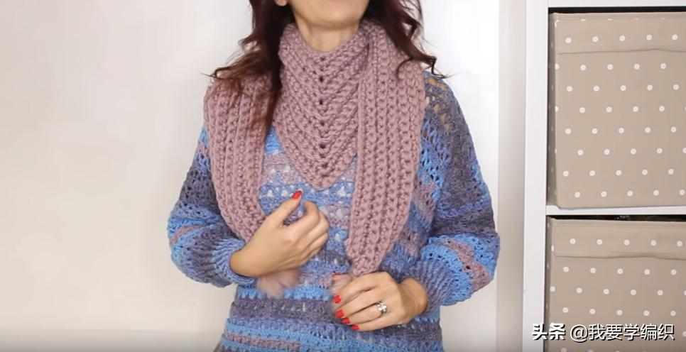 适合初学者学习的三角绒球围巾，简单易学，搭配衣服大气有范