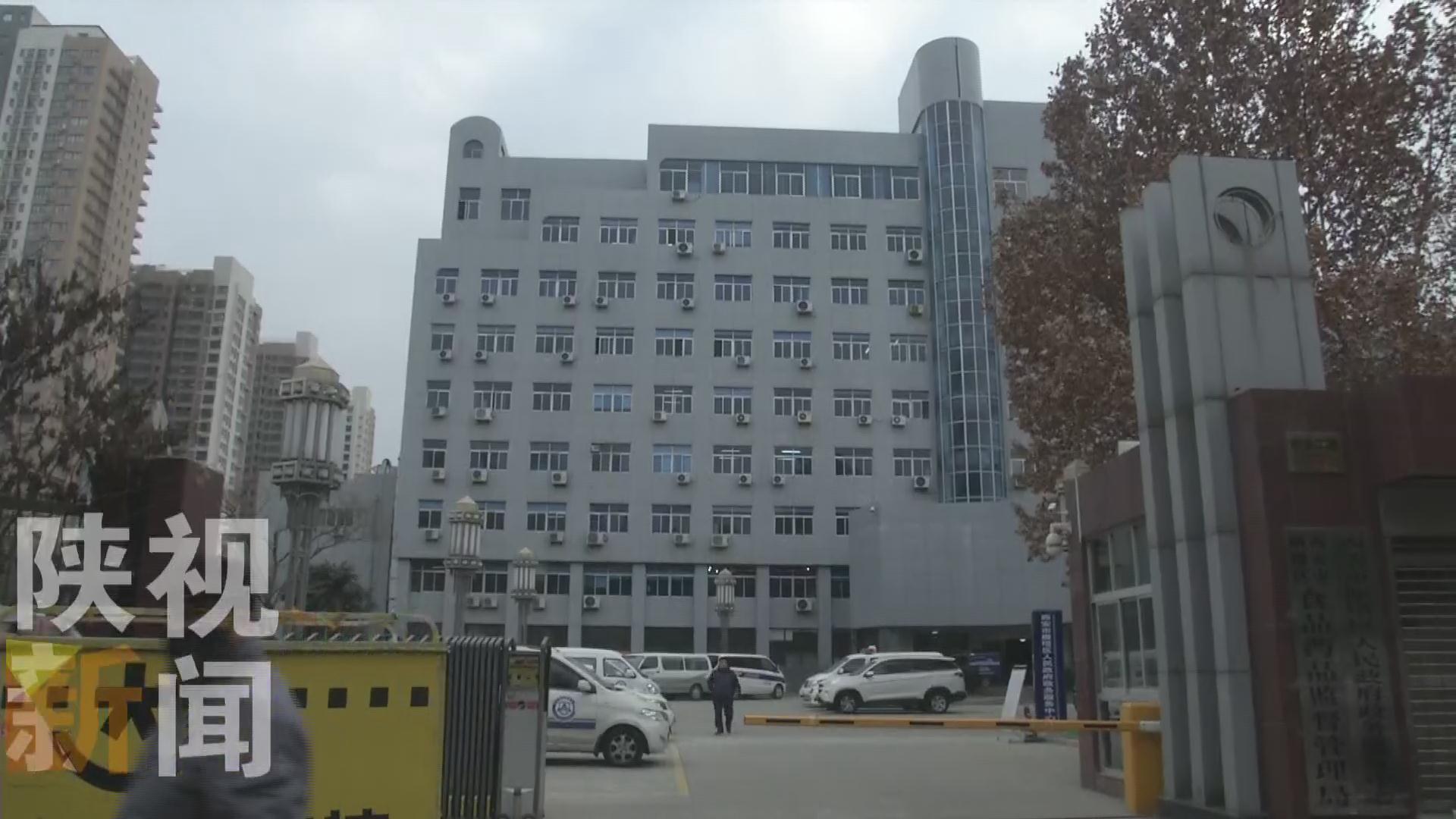 恶心到吐！西安一女士点外卖快吃完时才发现米饭内粘有不明弯曲毛发……