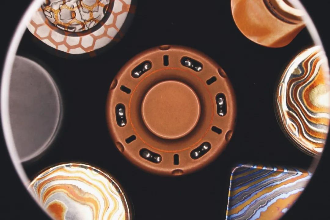 这个指尖陀螺不仅能转，还能啪啪啪？