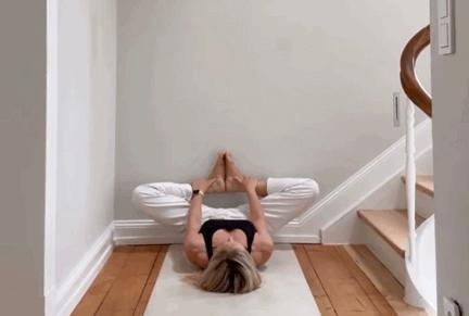 练瑜伽简单的拉伸动作是怎么练习,瑜伽每天必练8个拉伸动作