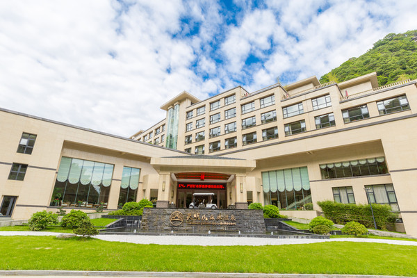 深藏在森林之中的温泉酒店，周末度假的好地方