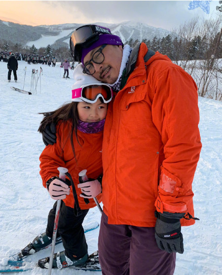 45岁就满头白发，李湘晒圣诞合照王岳伦满脸胡渣，白发多得认不出