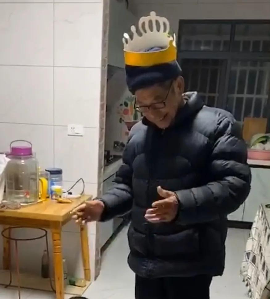 98岁老人被困火场,74岁老人为救孙子被困火场