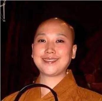 她曾是华语歌坛一姐,唱《青藏高原》爆红,却在34岁削发为尼