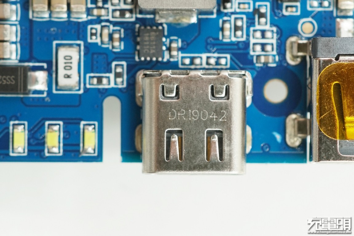 小米充电宝30000快充版拆开,小米无线充电宝10w和30w对比