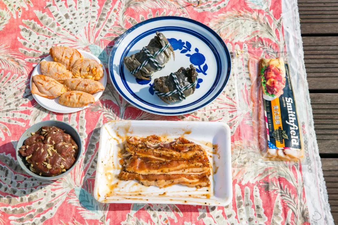 趁着午休两小时，他们在天台上组了个jió盆烤肉趴