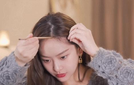 扁塌稀疏头发怎么变蓬松,头发贴头顶塌怎么扎
