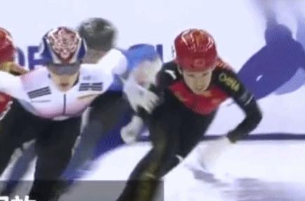 韩国队下黑手冰球棍都打断了,韩国队恶意推搡中国队