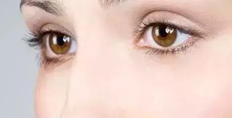 眼袋下垂很显老？教你一个小方法，纯天然收眼袋，眼袋自然变平